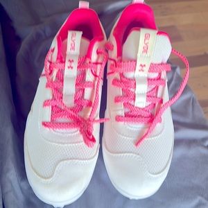 Under Armor girls size 3Y sneaker with cleats pink/white new